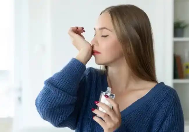 Kadınlar İçin Kalıcı Parfüm Seçimi ve Uygulama Taktikleri Hakkında Kapsamlı Rehber