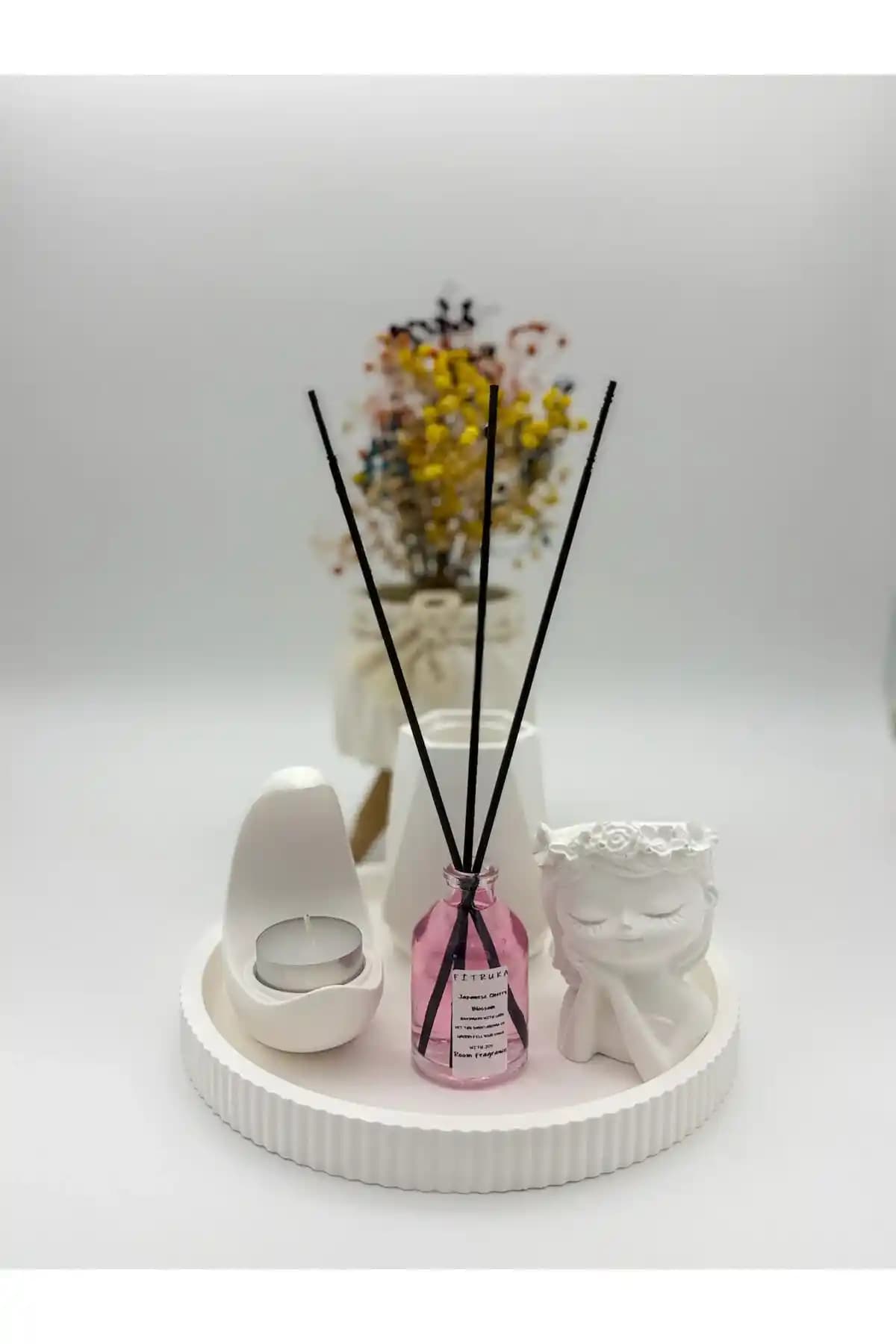 Kadınlar İçin Zarafet ve Kendini İfade Etmenin Güçlü Yolu Kozmetik Ürünleri