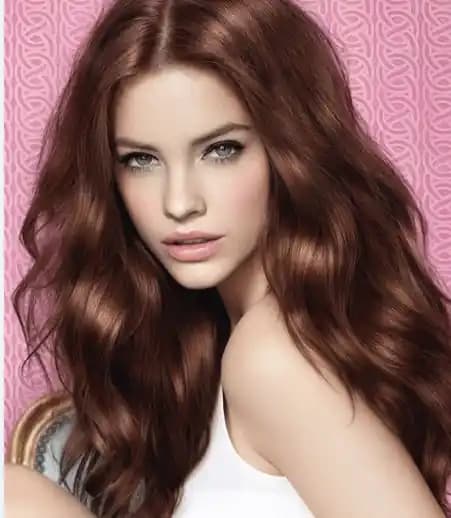 Kahve Kızıl Arası Saç Rengi Rehberi: Doğal ve Sıcak Görünüm İçin Uzman Tavsiyeleri