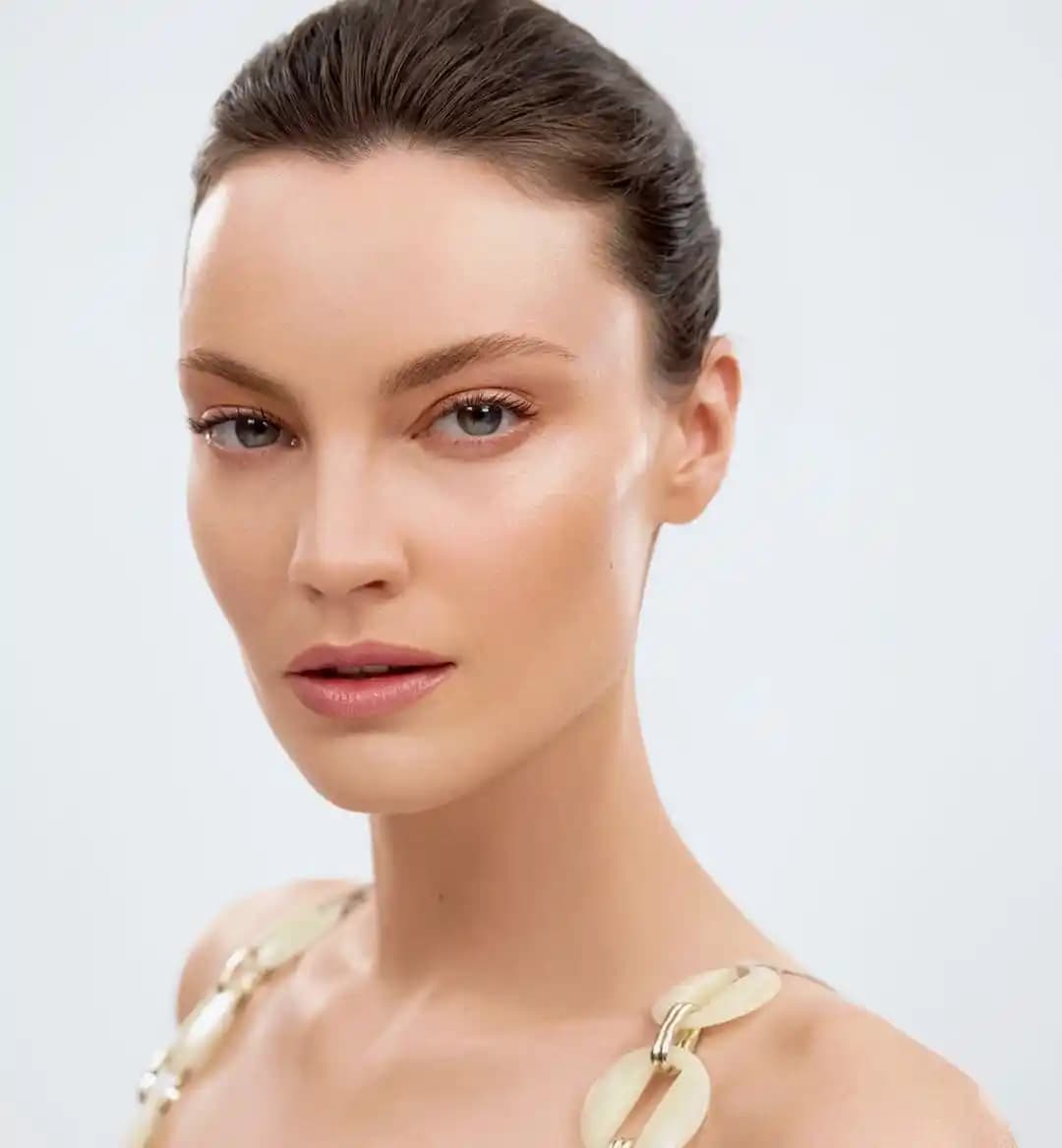 Kalıcılığı Artıran ve Doğal Görünüm Sağlayan Makyaj Teknikleri Rehberi