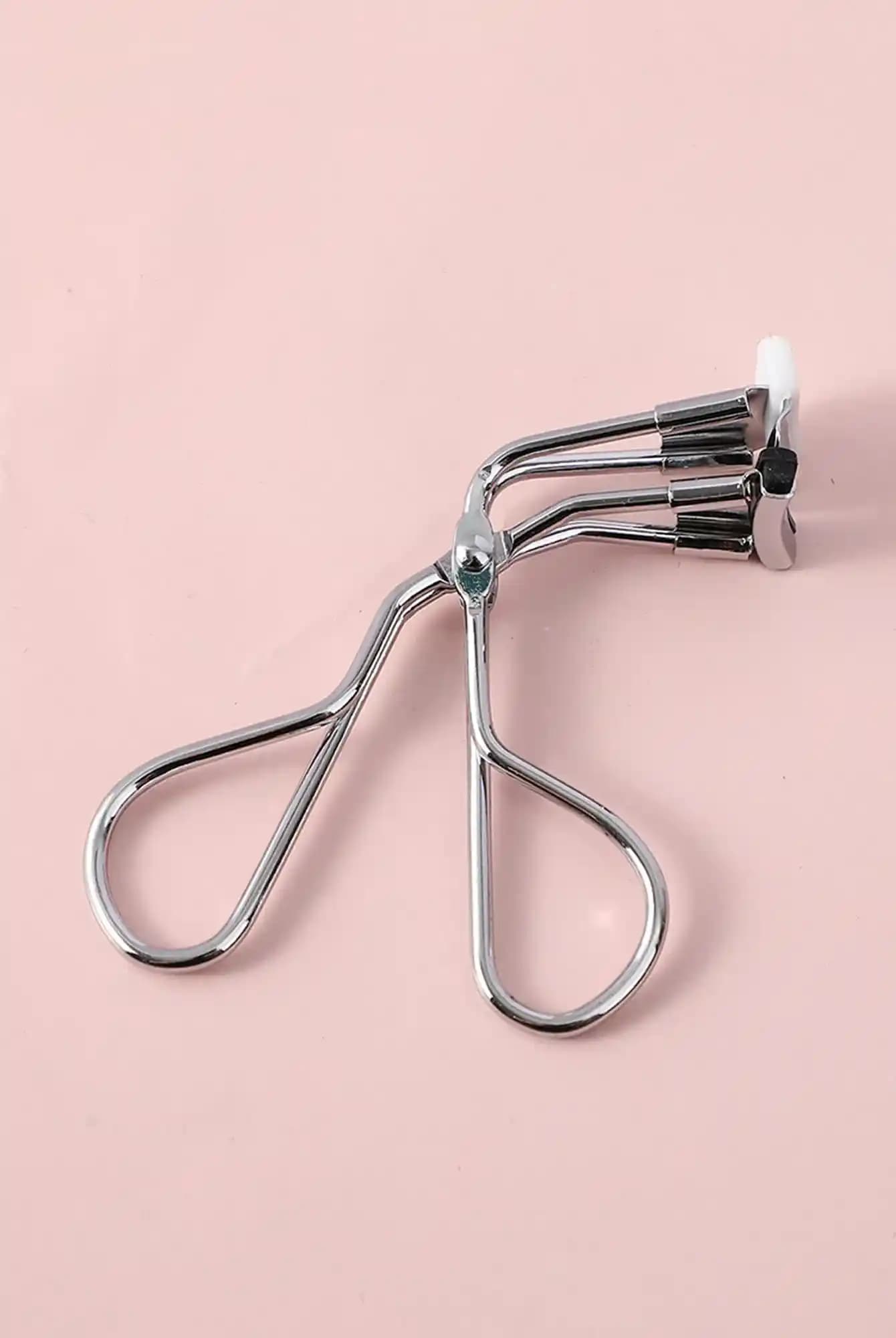 Kirpik Kıvırıcı Setleri Göz Makyajında Etkili ve Uzun Süreli Kullanım İçin Uygun Seçenekler