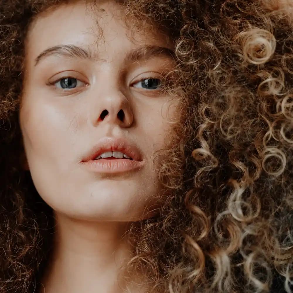 Kıvırcık Saçlar İçin Doğru Bakım Yöntemleri ve Uygun Ürün Seçenekleri