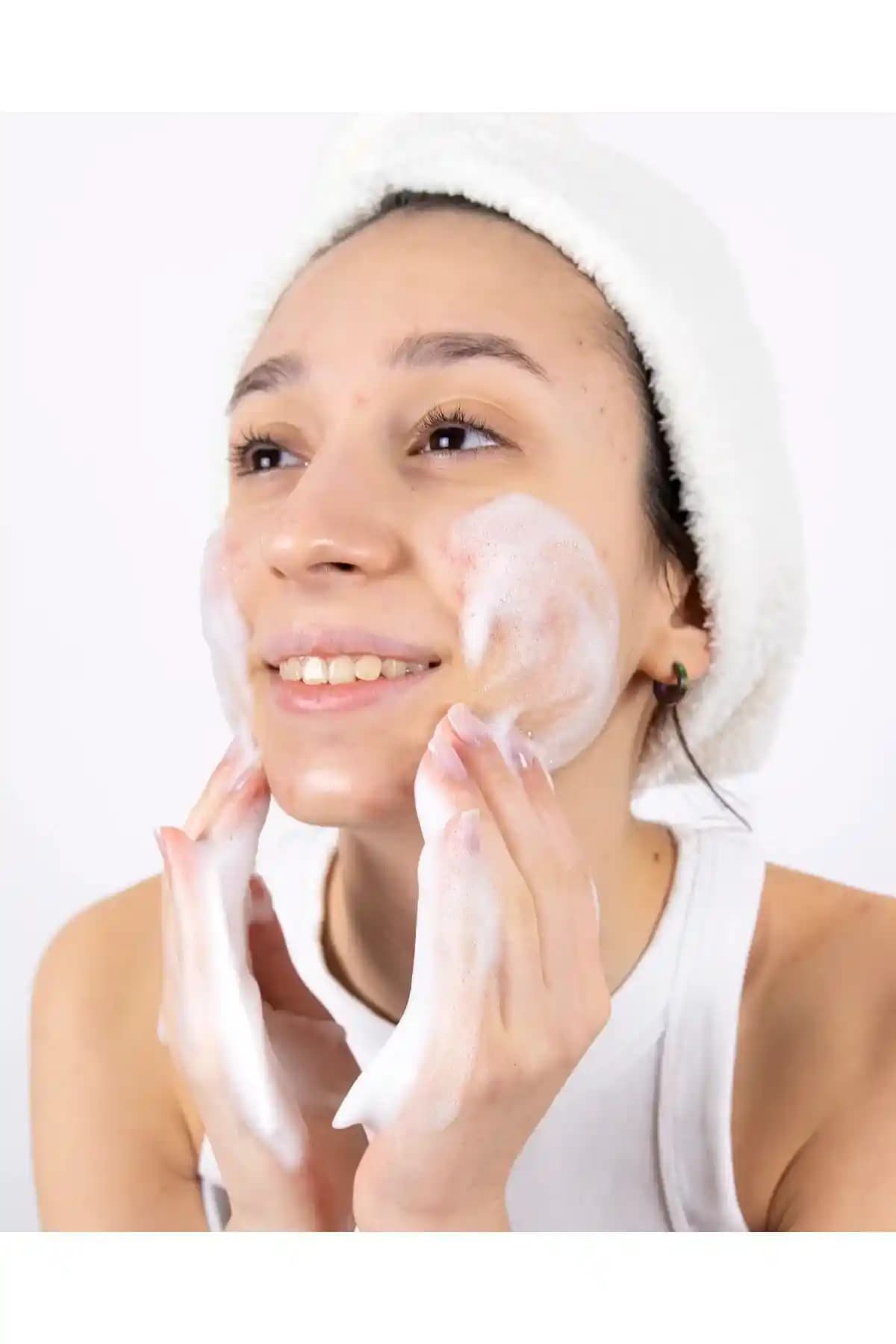 Köpük Temizleyicilerle Derinlemesine ve Etkili Cilt Temizliği Rehberi