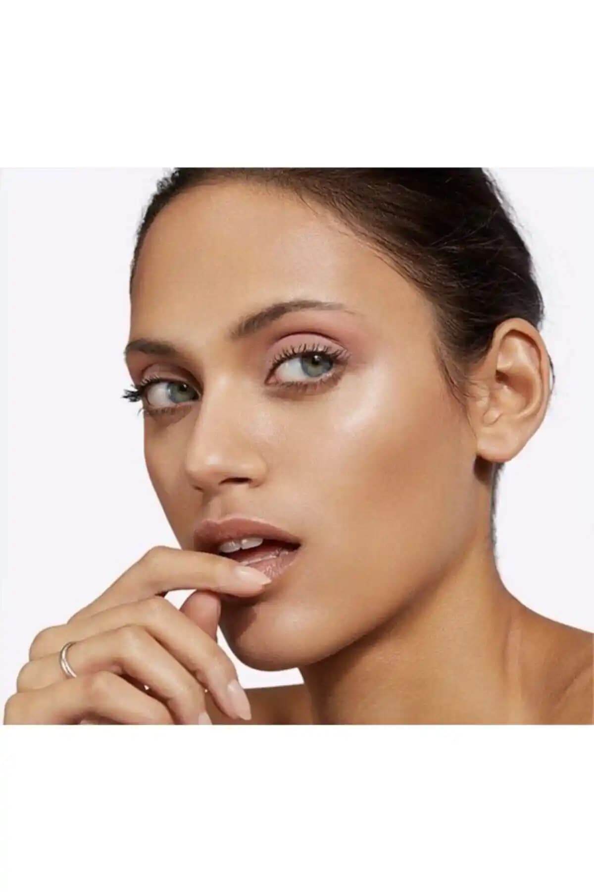 Krem Aydınlatıcılar ile Doğal ve Canlı Makyaj Efekti Yaratma Rehberi