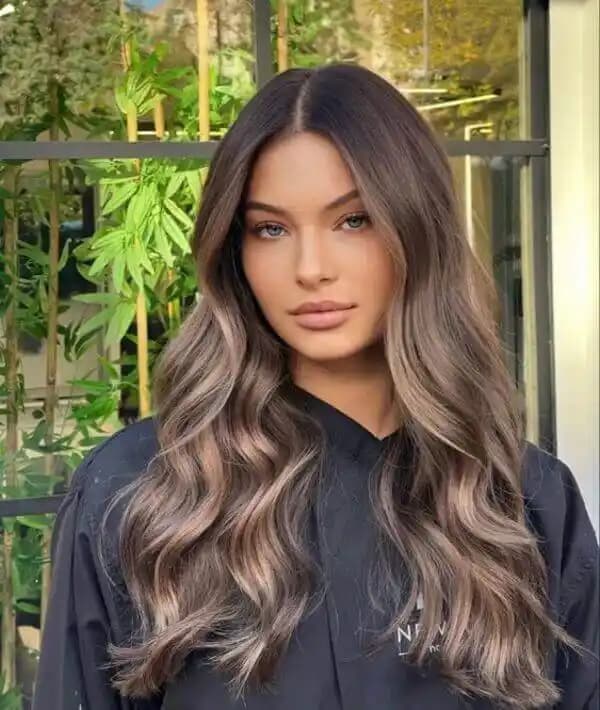 Kullü Siyah Renk Saç Boyası Trendleri ve Güncel Güzellik Yaklaşımları Analizi