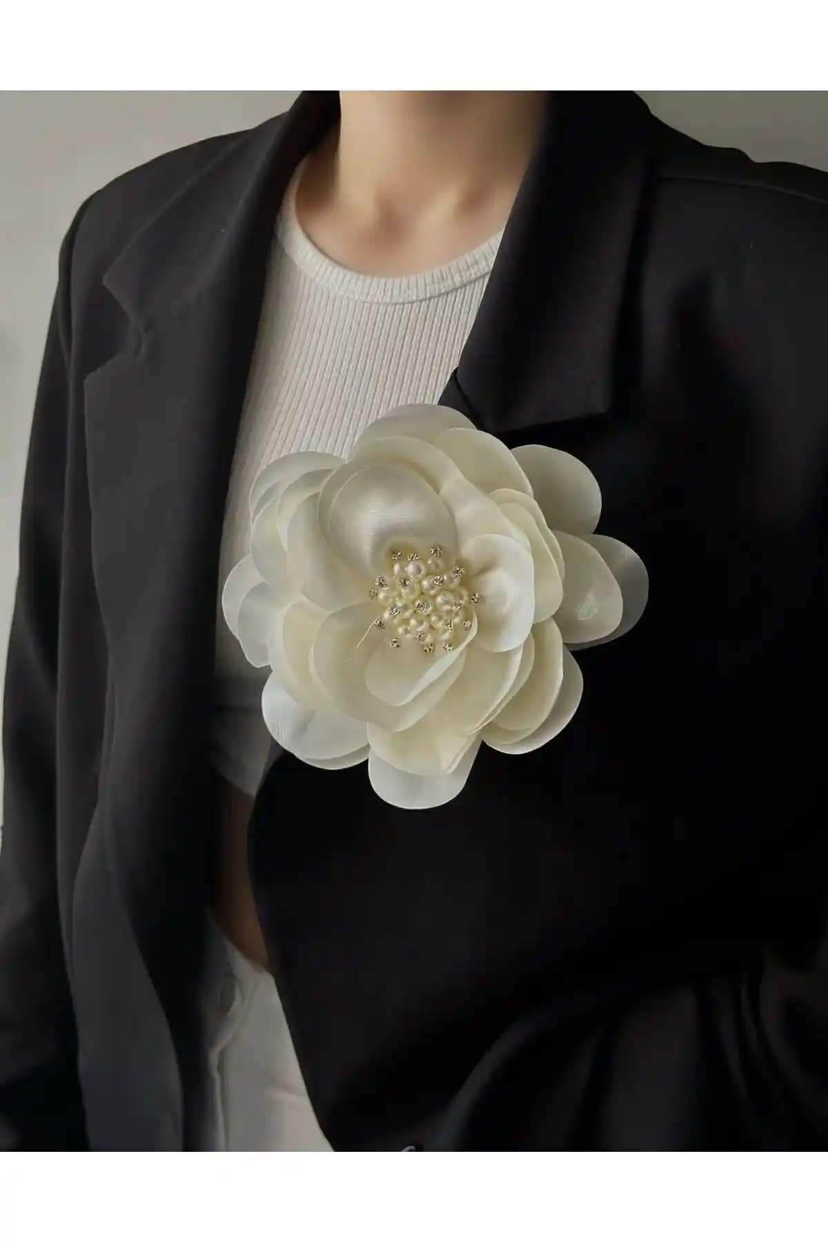 Kumaş Broşlar ile Şıklığınızı Tamamlayın: Farklı Kumaş ve Tasarımlarla Stil Yaratma