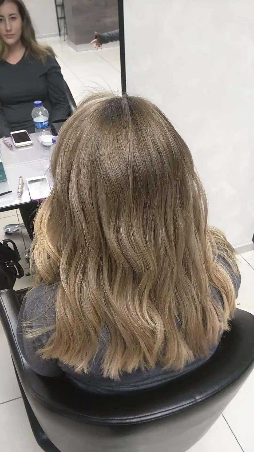 Kumral Tonlu Saç Boyası ve Bej Renk Uyumu ile Doğal ve Şık Görünüm Rehberi