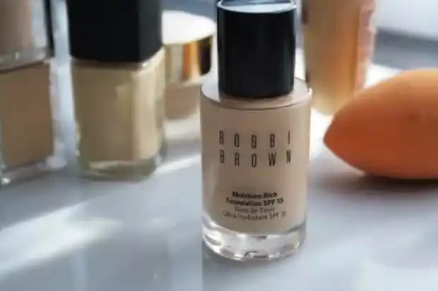 Kuru Ciltler İçin Ekonomik ve Nemlendirici Likit Fondöten Seçenekleri