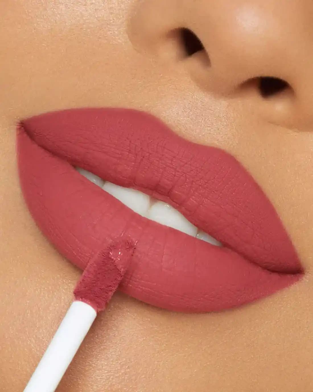 Likid Mat Ruj ve Şeftali Tonlarıyla Sıcak ve Canlı Makyaj Trendleri 2024