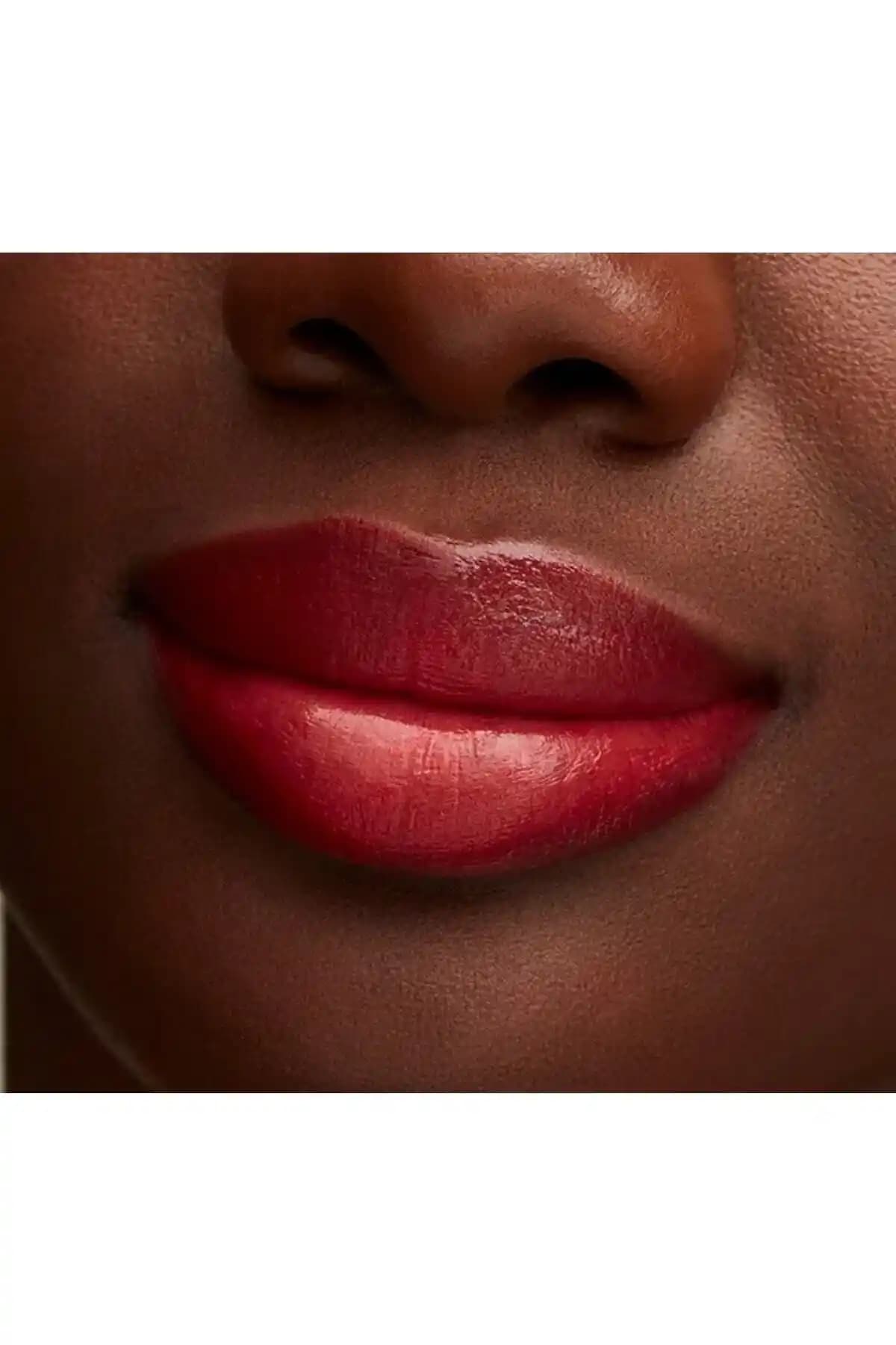 Lustreglass Mac Ruju ile Günlük Makyajda Doğal ve Şık Görünüm Yaratma Rehberi