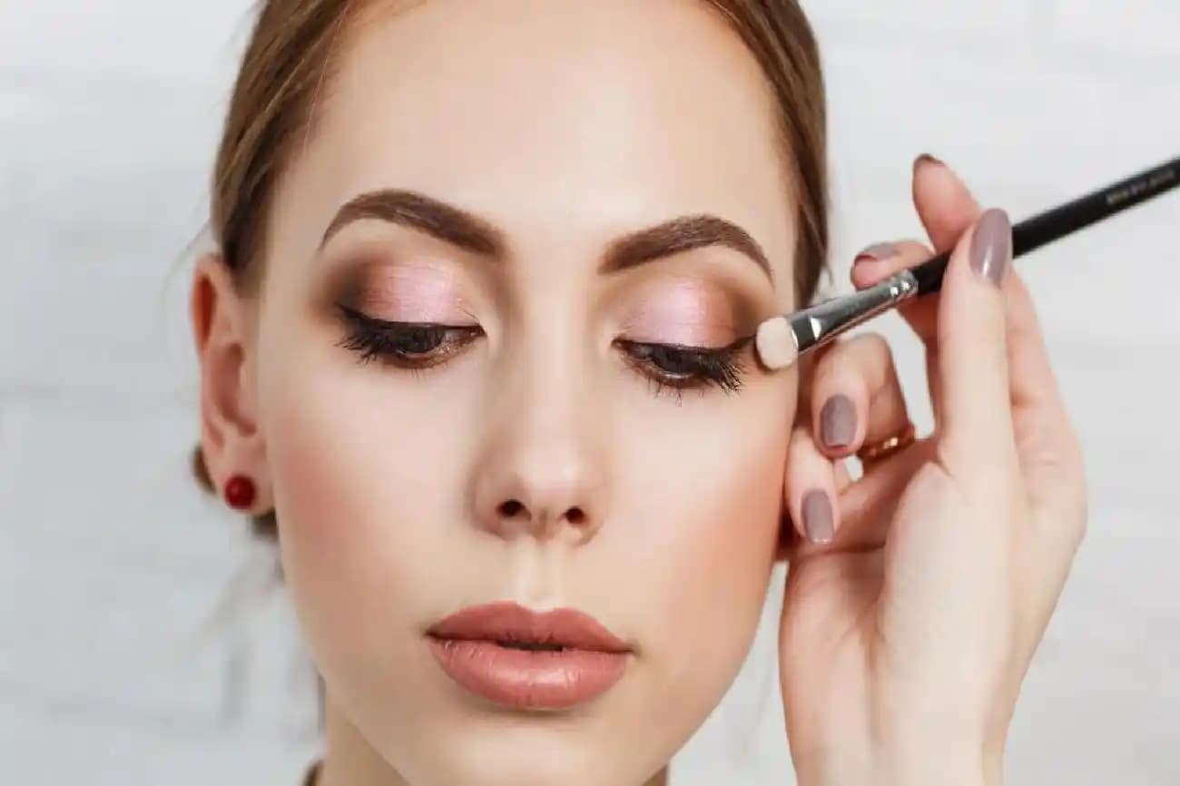 Makyaj Bazı Uygulama Rehberi: Doğru Teknikler ve İpuçlarıyla Kalıcılığı Artırın