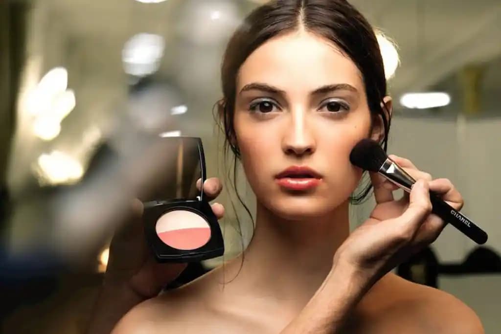 Makyaj Yaparak Güzelliği Ortaya Çıkarma Yöntemleri ve Temel Uygulama İpuçları