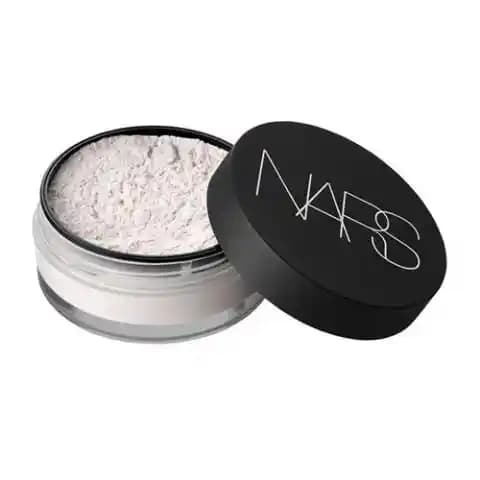 Makyajda Uzun Süre Kalıcılık Sağlayan Baz ve Pudra Kullanımı Rehberi