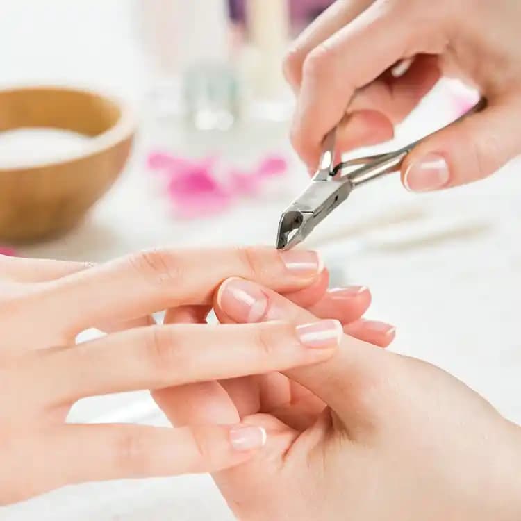 Manikür ve Pedikür: Sağlıklı ve Estetik Tırnak Bakımı İçin Temel Rehber