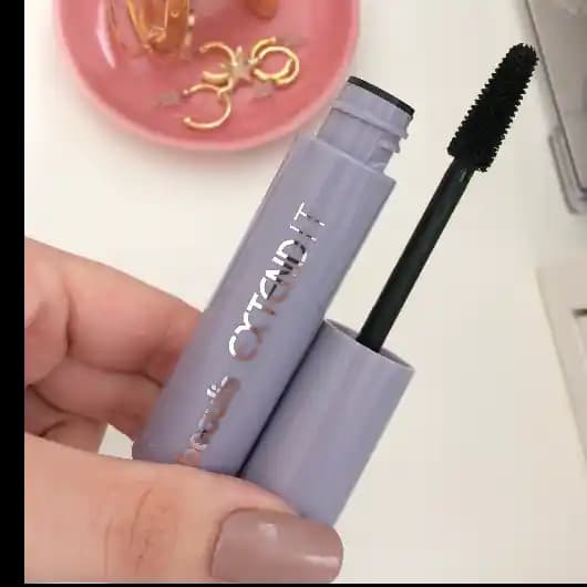 Maskara Uzatma ve Hacim Artırma Yöntemleri: Doğru Uygulama ve Ürün Seçimi İpuçları