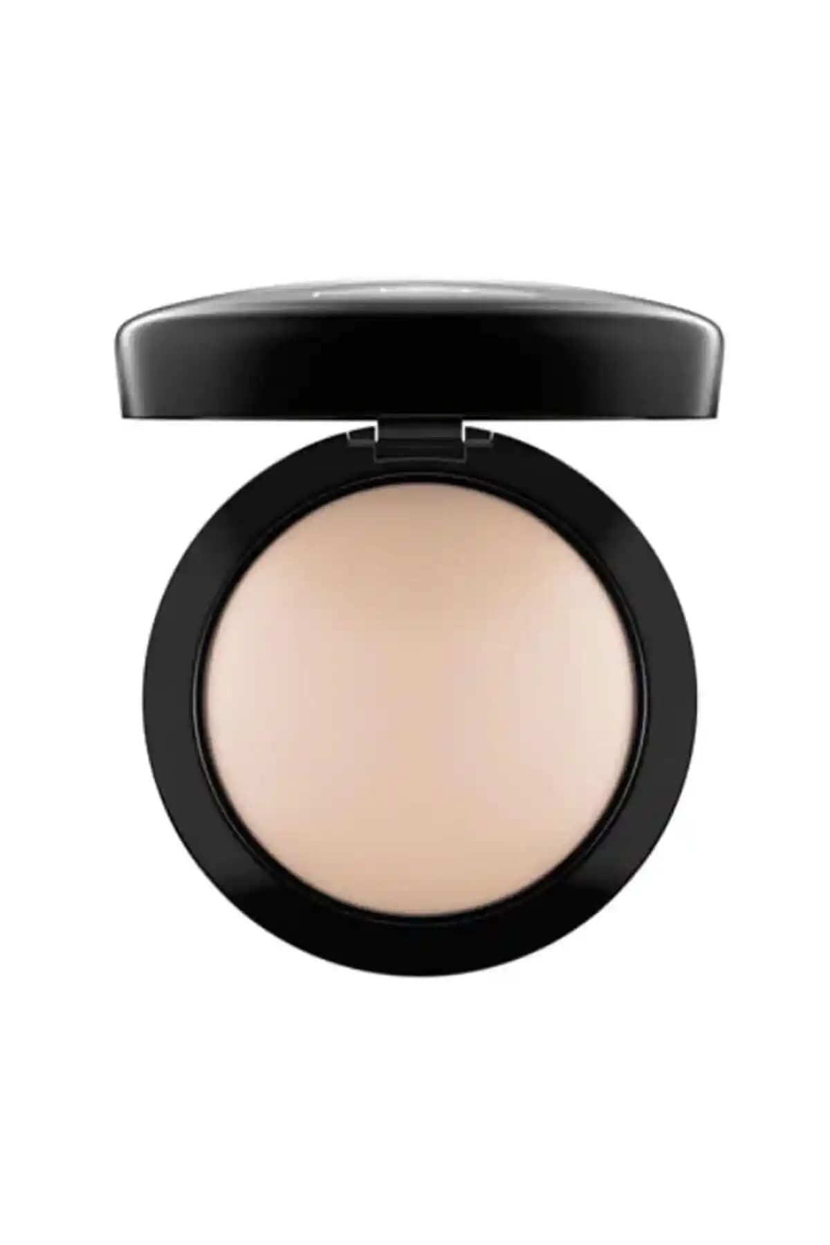 Mat ve Doğal Etkili Pudralar: Kozmetik Dünyasında Güncel Trend ve Kullanım Alanları