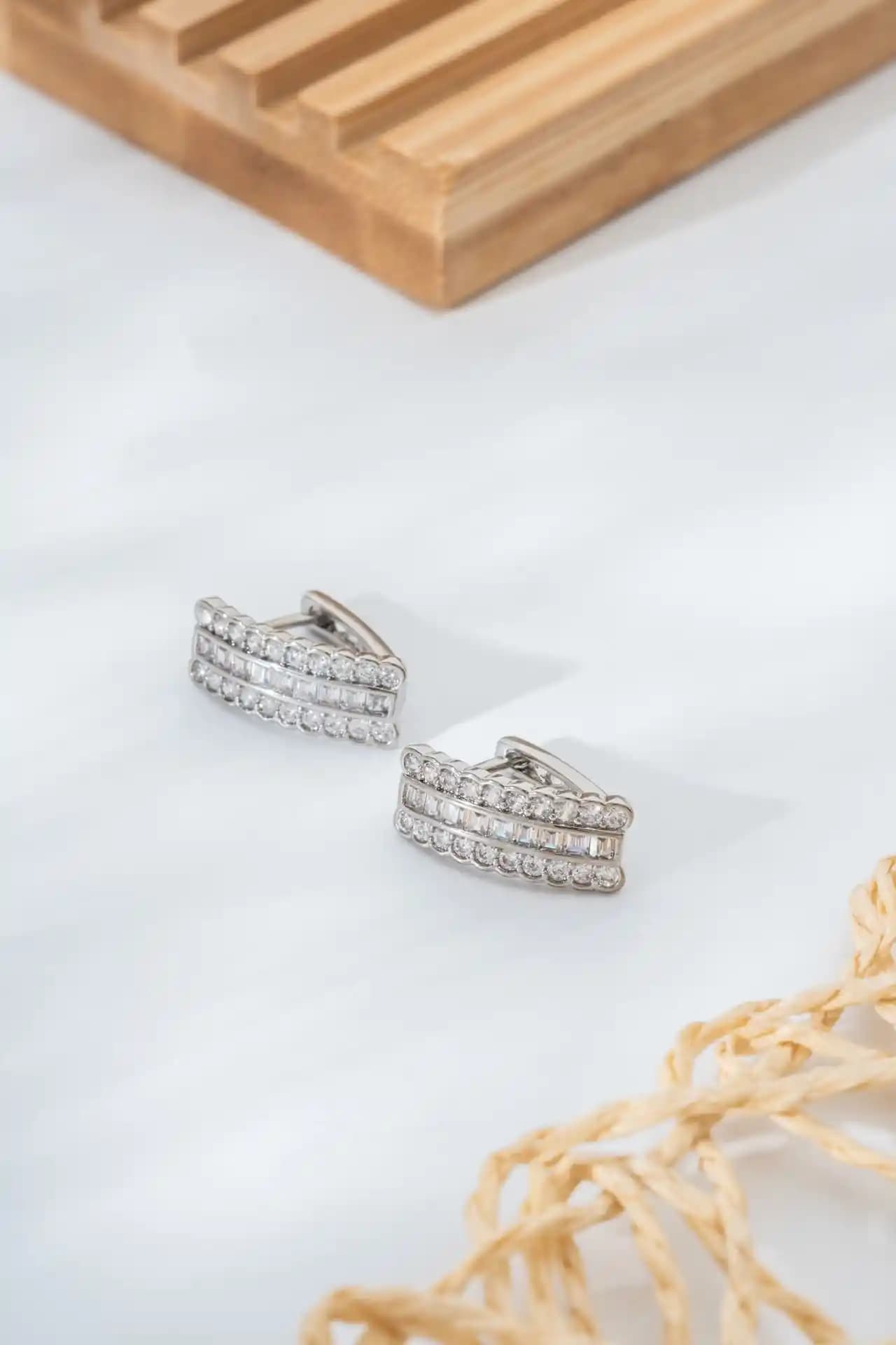 Minimal Zarif Günlük Gümüş Küpeler: Şıklık ve Rahatlığın Buluşma Noktası