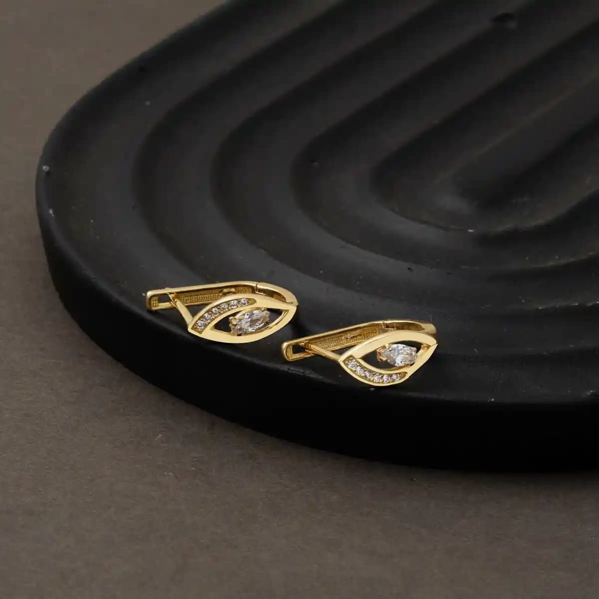 Modern Minimal Altın Küpeler: Günümüz Trendlerine Uygun Zarif Takı Seçenekleri