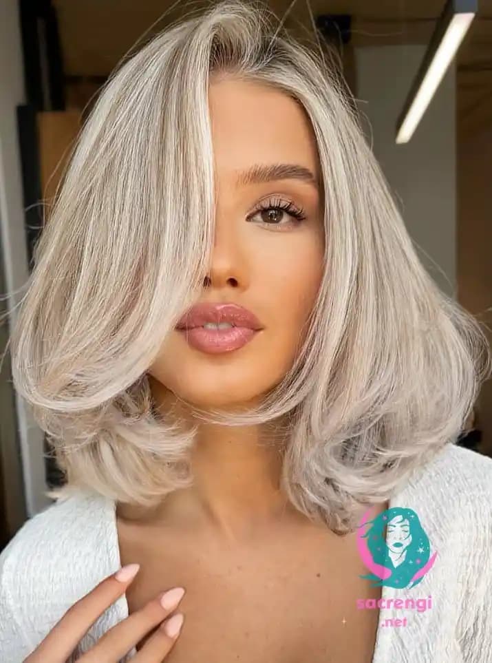 Omuzda Kısa Saç Kesimleri ve Modern Görünüm İçin Stil Rehberi