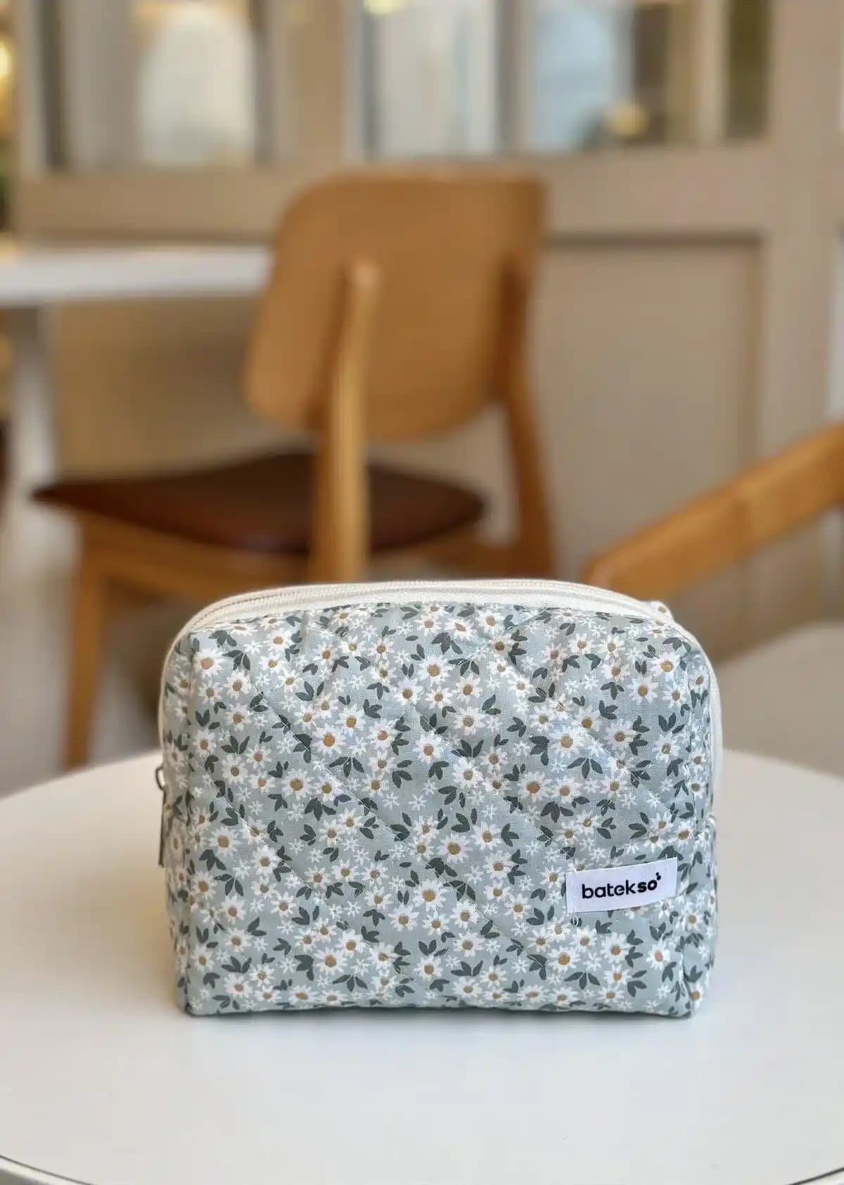 Papatya Desenli Büyük Boy Makyaj Çantası: Estetik ve İşlevselliğin Birleşimi