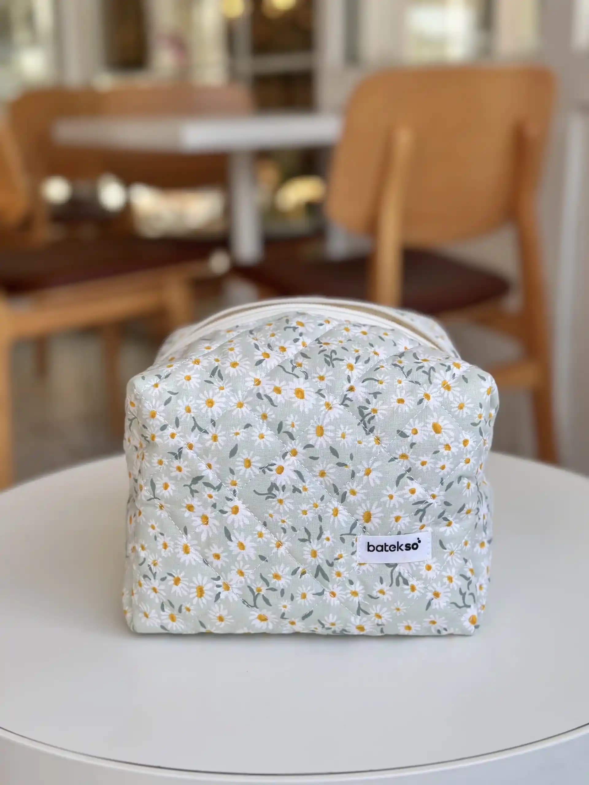 Papatya Desenli Makyaj Çantaları: Doğallık ve Şıklığın Şık Birleşimi