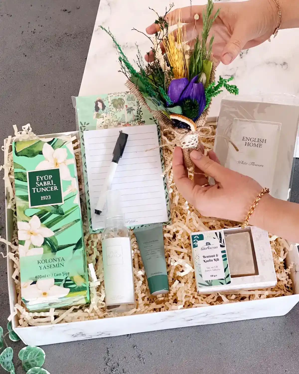 Parfüm ve El Bakım Setleri: Günlük Kullanım ve Şık Hediye Alternatifleri