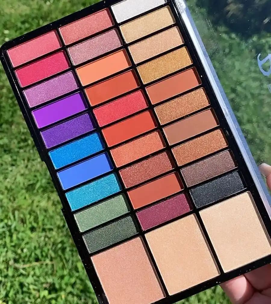 Pratik ve Çok Yönlü Büyük Far Paletleri ile Makyajda Esneklik ve Kolaylık Sağlayın