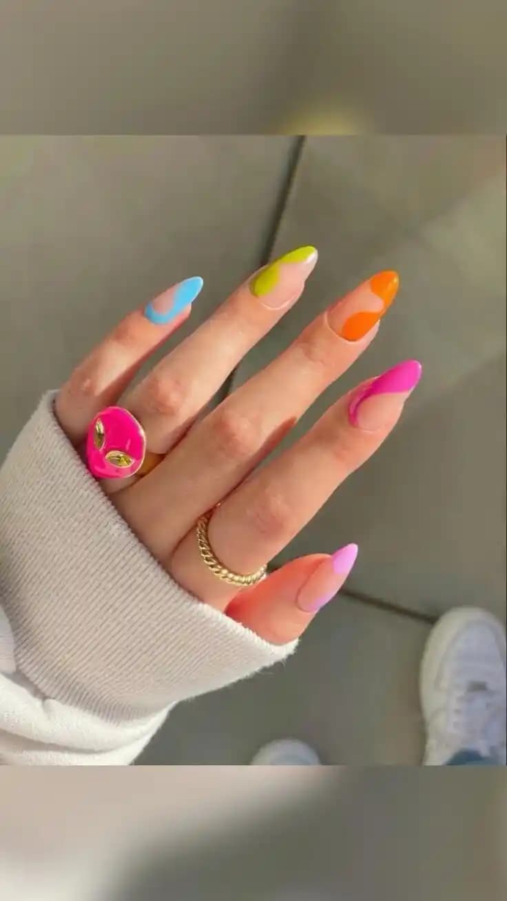 Renkli ve Kolay Tırnak Dövmesi: Hızlı ve Estetik Tırnak Süsleme Yöntemleri