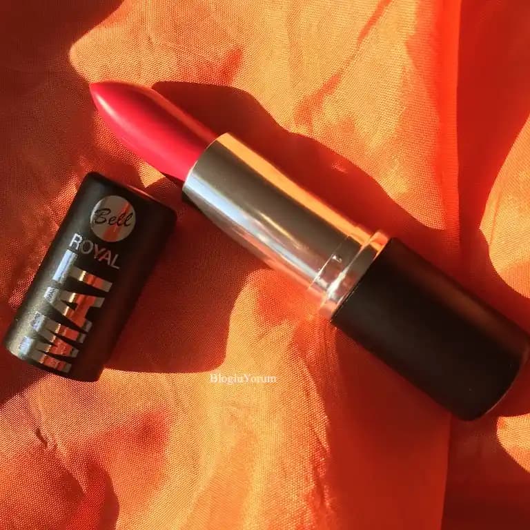 Royal Renkli Rujlar: Kozmetik Dünyasında Zarafetin ve Gücün Simgesi