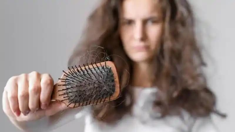 Saç Derisi Kabuklanması Nedenleri ve Etkili Tedavi Yöntemleri