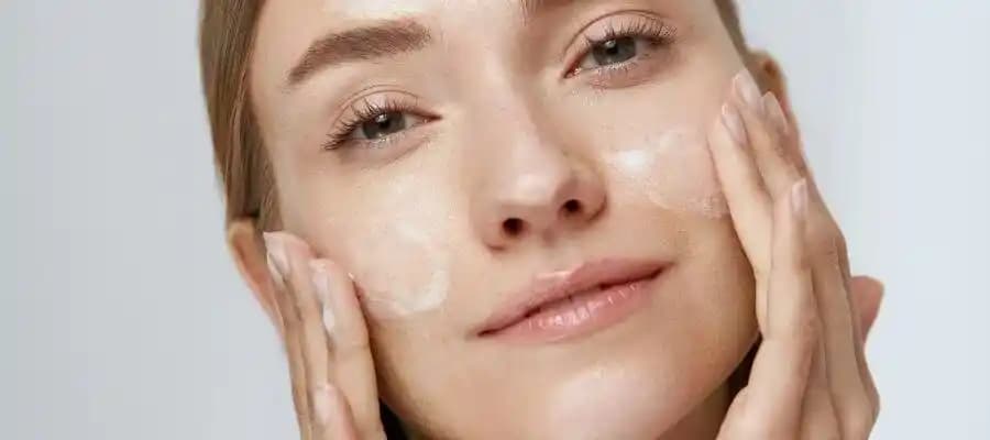 Yağlı Ciltler İçin Etkili Bakım Yöntemleri ve Doğru Ürün Seçimi