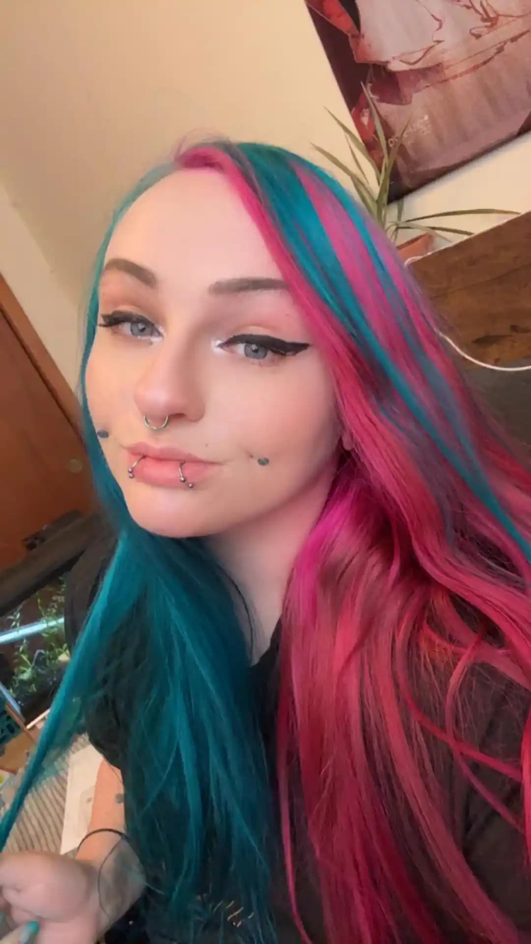 Alternatif Günlük Makyajda Yüz Hatlarını Vurgulama ve Stil Geliştirme Teknikleri