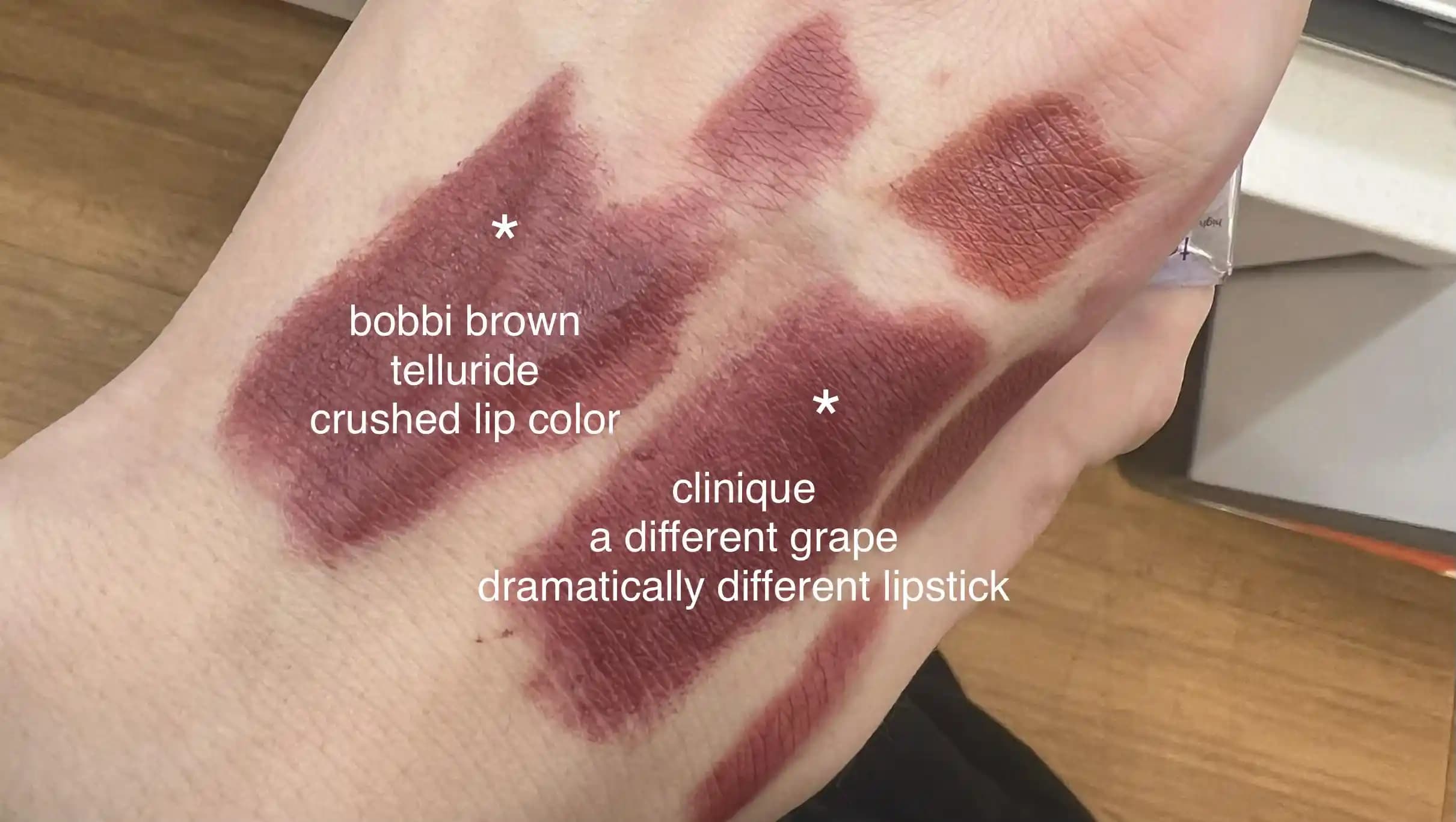 Bobbi Brown Crushed Lip Color ve Clinique Dramatically Different Lipstick Formüllerinin Kapsamlı Karşılaştırması