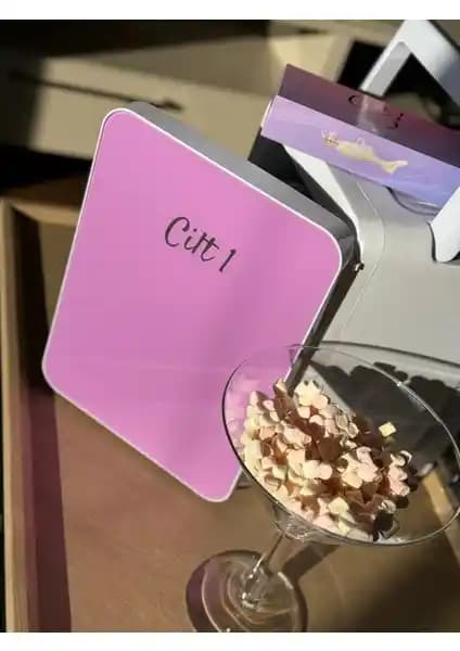 Cilt1 Güzellik Dolabı: Modern Tasarım ve Enerji Verimli Bakım Çözümü