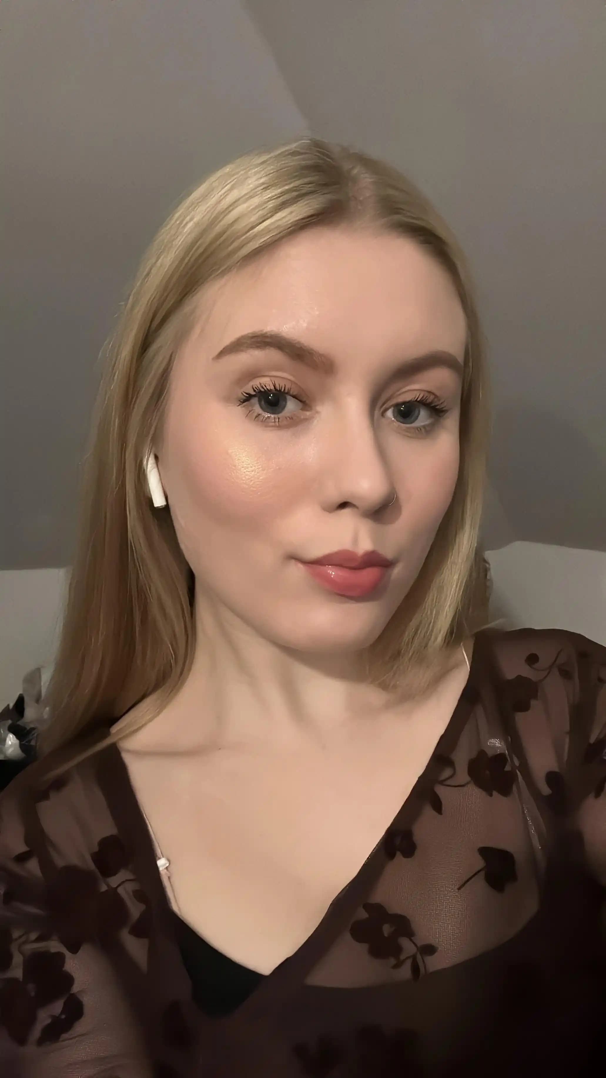 Doğal Makyajda Kaş, Allık ve Aydınlatıcı Seçiminde Denge ve Uyumun Önemi