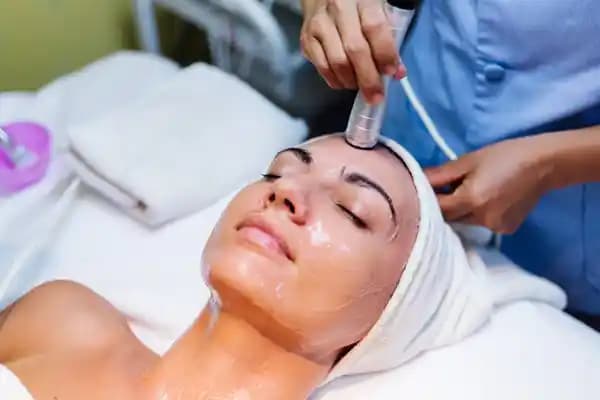 Estetik ve Dermatolojik Prosedürlerde Pişmanlıklar ve Erken Başlamanın Sağladığı Avantajlar