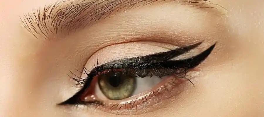 Eyeliner Uygulamasında Simetri Sağlama ve Ustalık: Deneyimler, Teknikler ve İpuçları