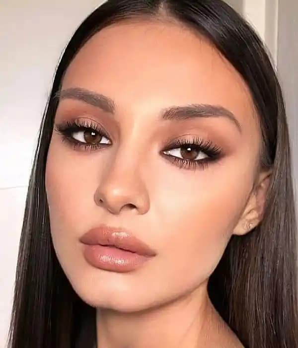 Gizlice Sevilen Makyaj Trendleri: Cesur Renkler ve Nostaljik Dokunuşlarla Yaratıcılık