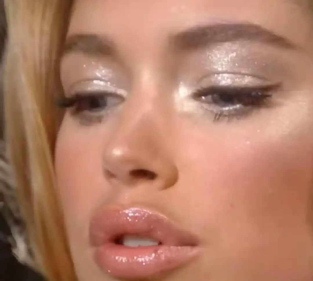 Glitter ve Pembe Tonlarda Yoğun Pigmentli Göz Farı ve Simli Highlighter Önerileri