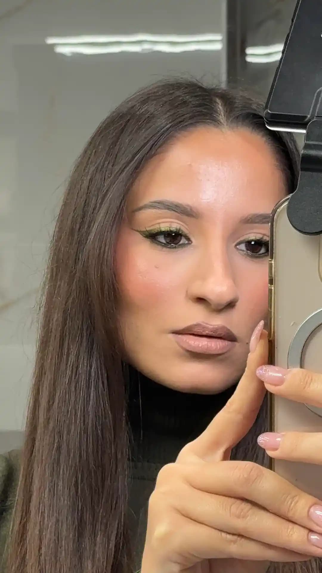 Haki Göz Makyajı: Ürün Seçimi ve Uygulama Teknikleriyle Doğal ve Sofistike Görünüm