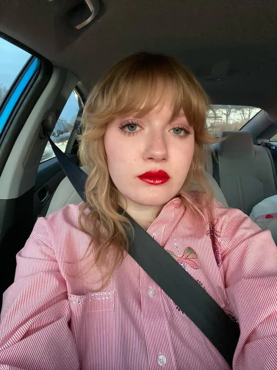 Kırmızı Ruj Ton Uyumu ve Stil Önerileri: Cilt, Kıyafet ve Makyaj Dengesi