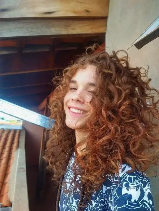 Kıvırcık Saçların Uzaması ve Bakımı: Doğal Yöntemlerle Sağlıklı Uzunluk Sağlama