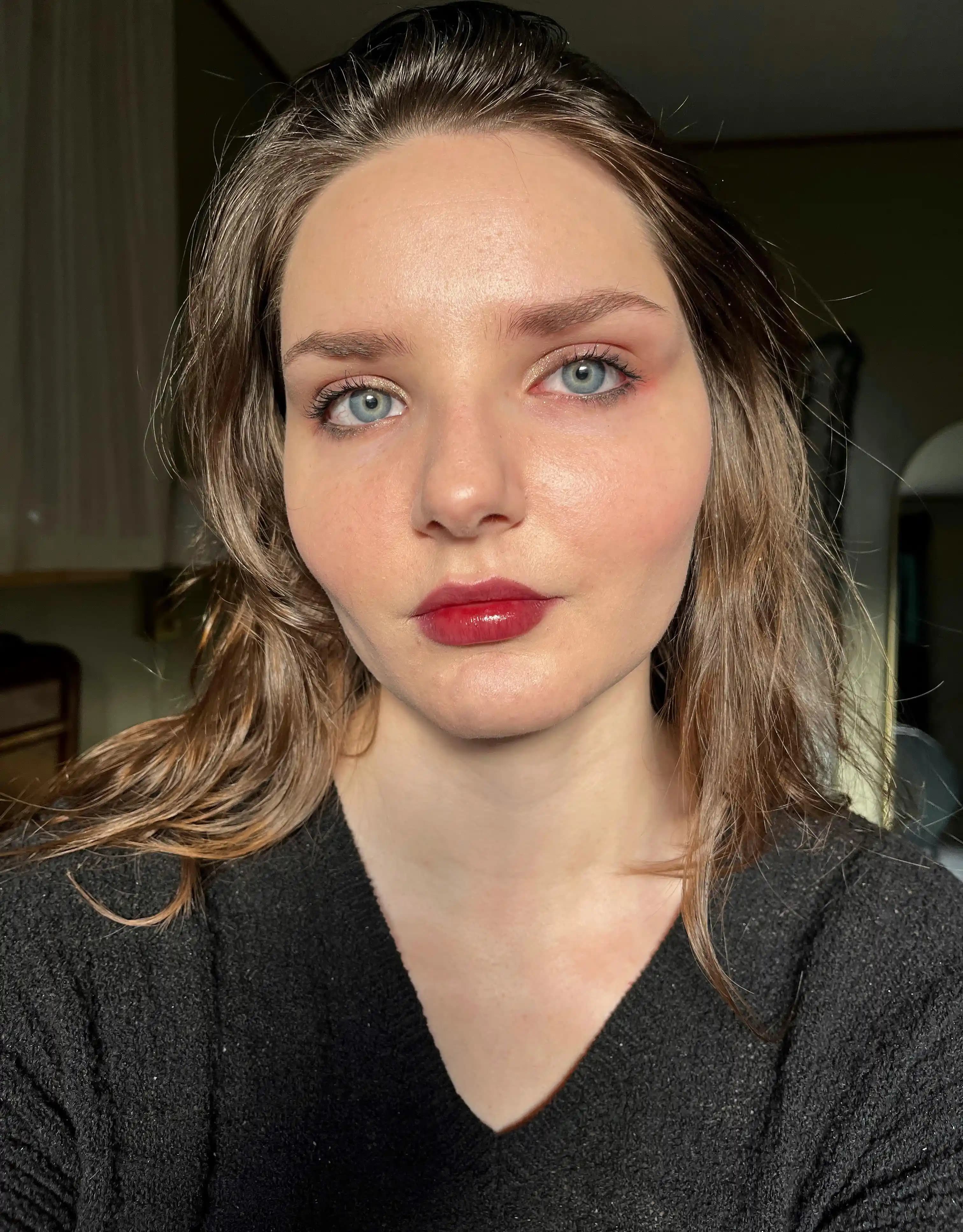 Koyu Su Hattı Makyajının Gözlerdeki Etkileri ve Doğru Uygulama Yöntemleri