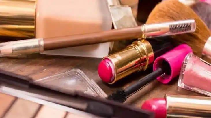 Makyaj Yapma Süreleri: Günlük Rutinlerden Özel Günlere Kadar Zaman Yönetimi