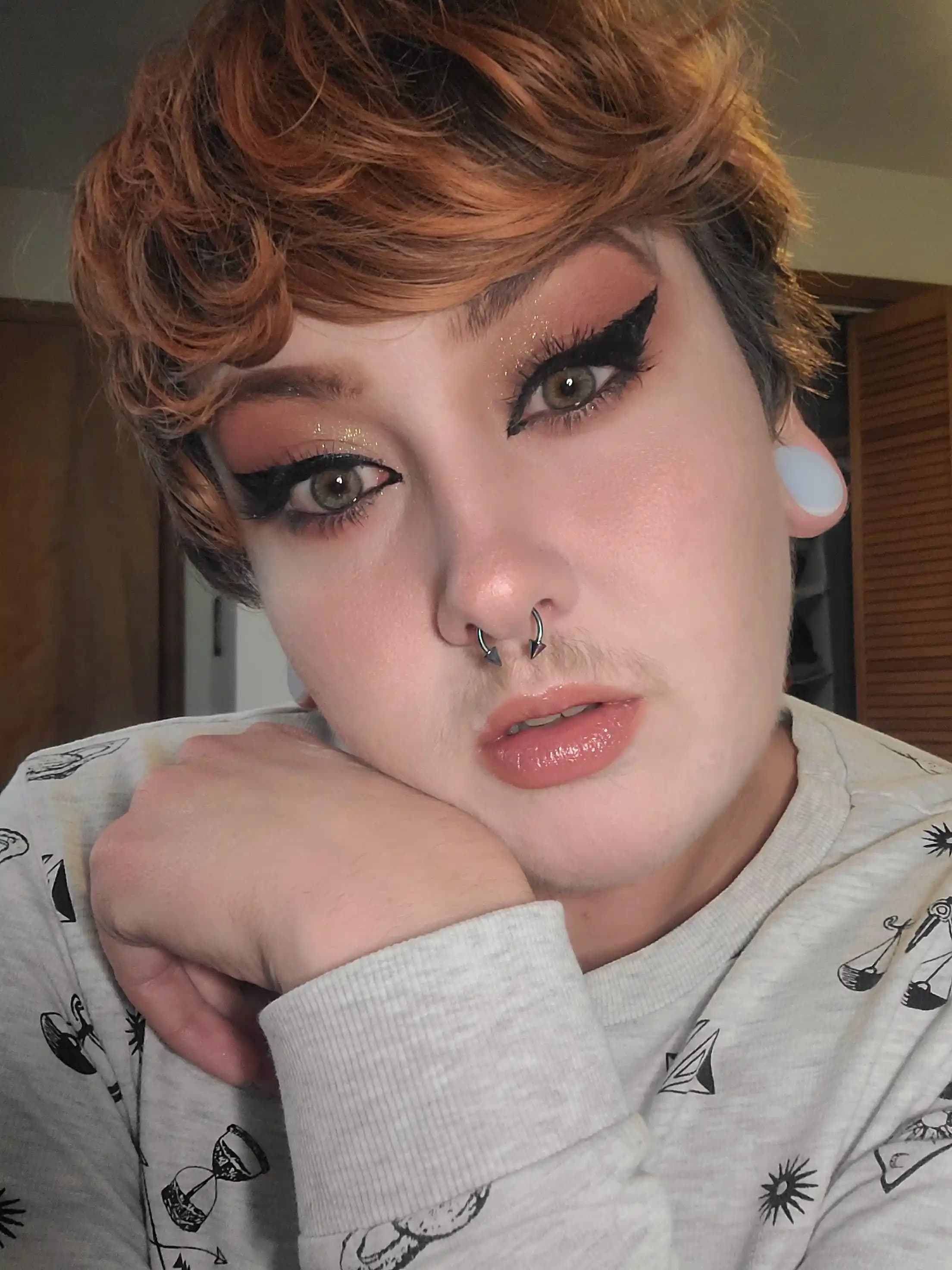 Makyajda Parıltı ve Sıcak Tonların Kullanımı: Ürünler ve Teknikler Üzerine Analiz