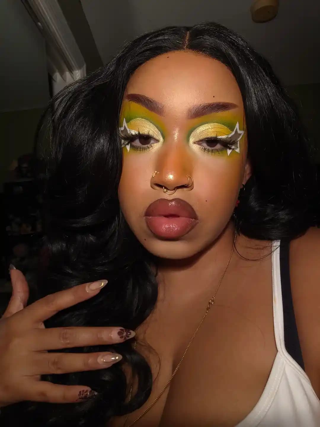 Starry Logosundan İlham Alan Yıldızlı Göz Makyajı ve Profesyonel Teknikler