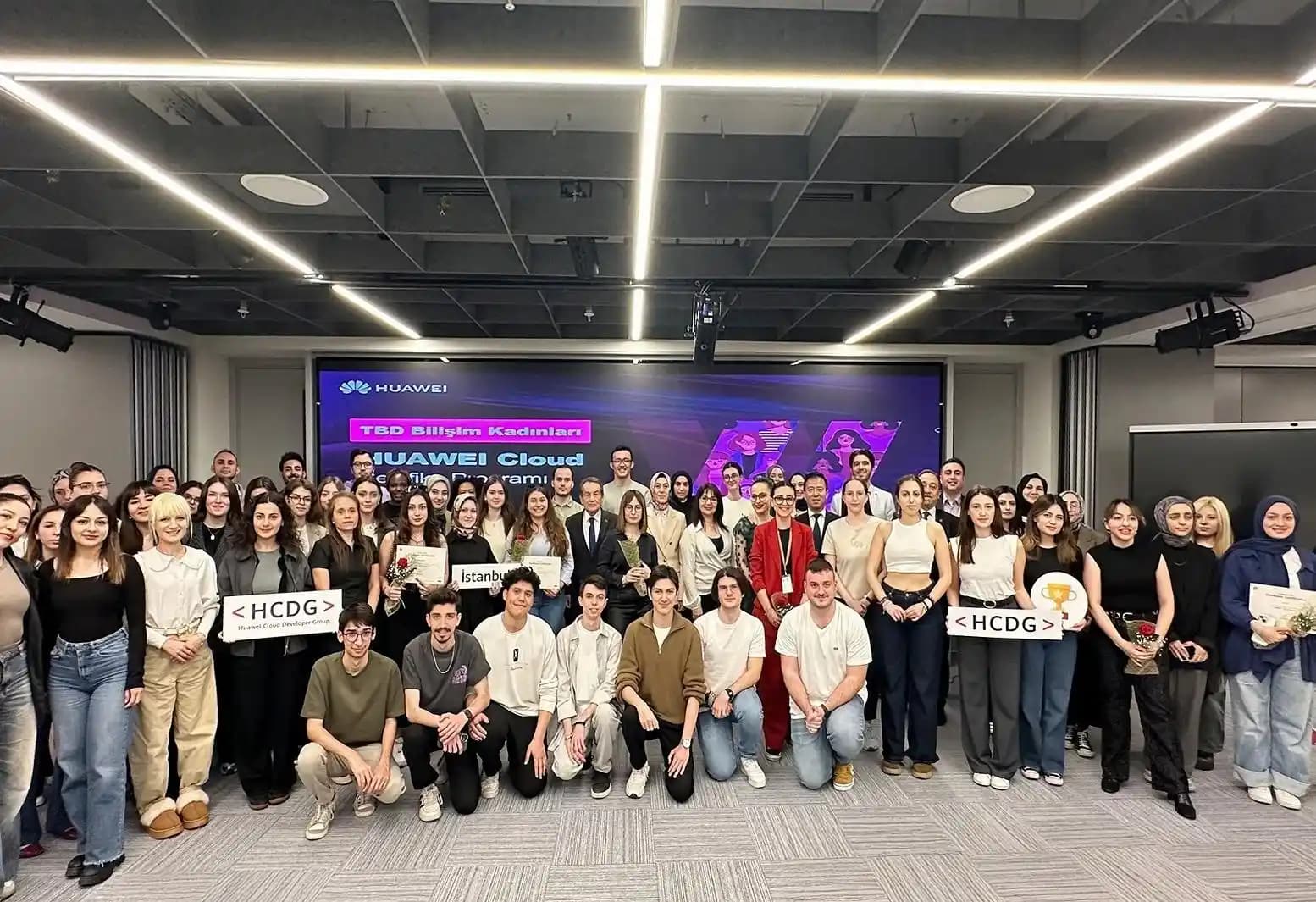 Teknoloji Sektöründe İş Yerinde Makyaj ve Kişisel İfade Arasındaki Dengeyi Anlamak