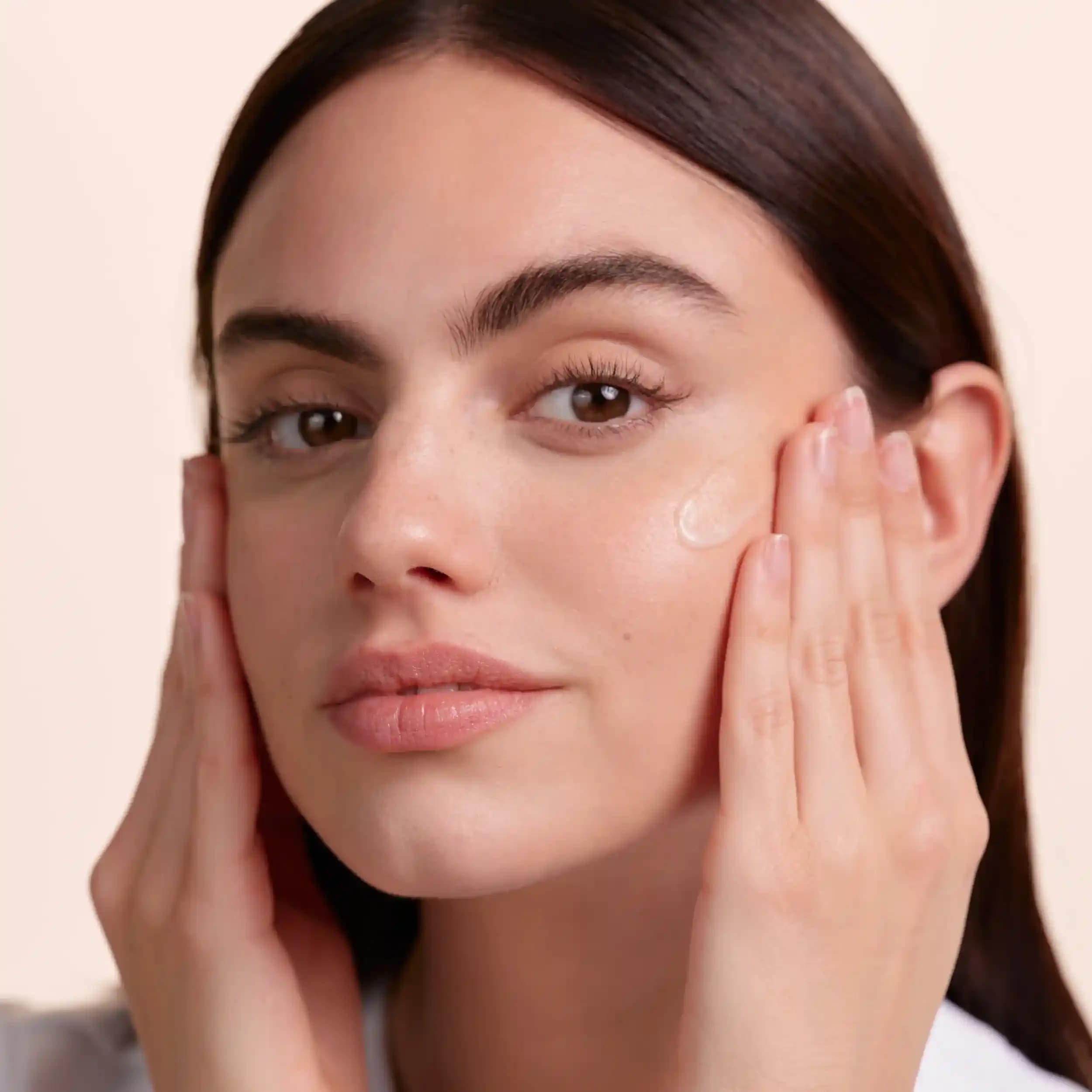 Yağlı ve Akneye Eğilimli Ciltler İçin Toz ve Mineral Bazlı Allık Seçenekleri