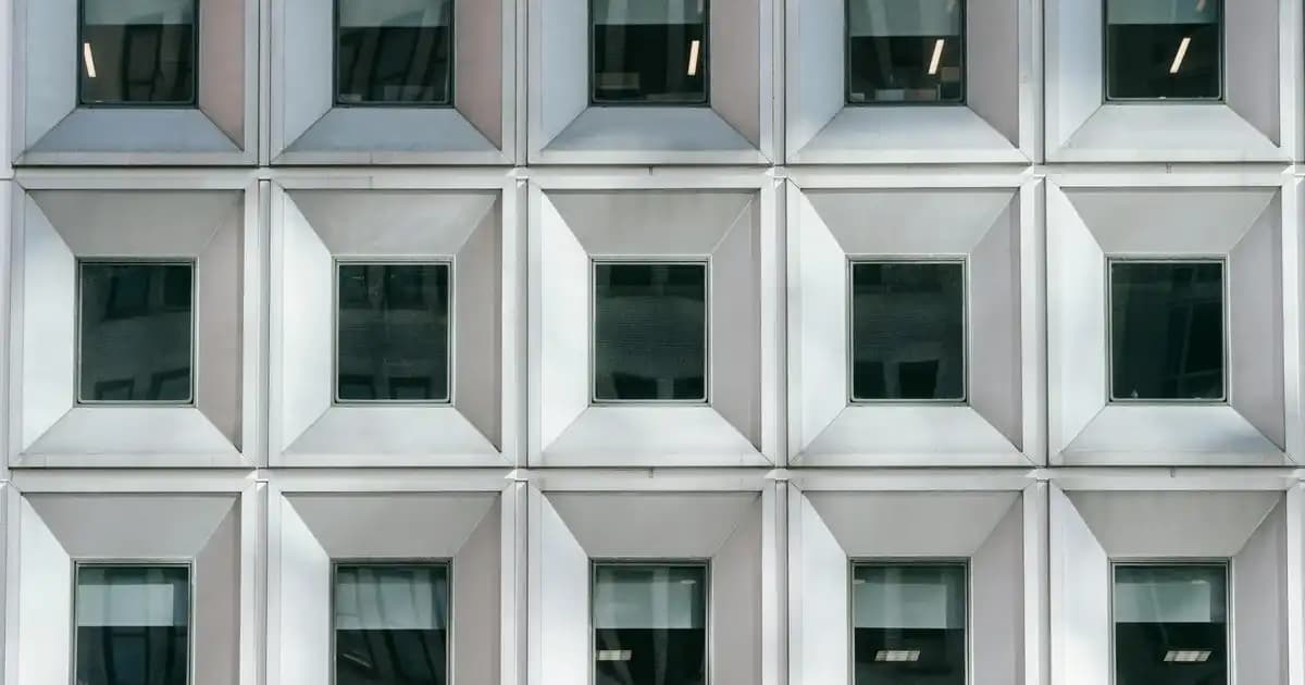 Likit Kontür Nedir ve Nasıl Kullanılır, Yüz Hatlarını Belirginleştiren Modern Makyaj Yöntemi
