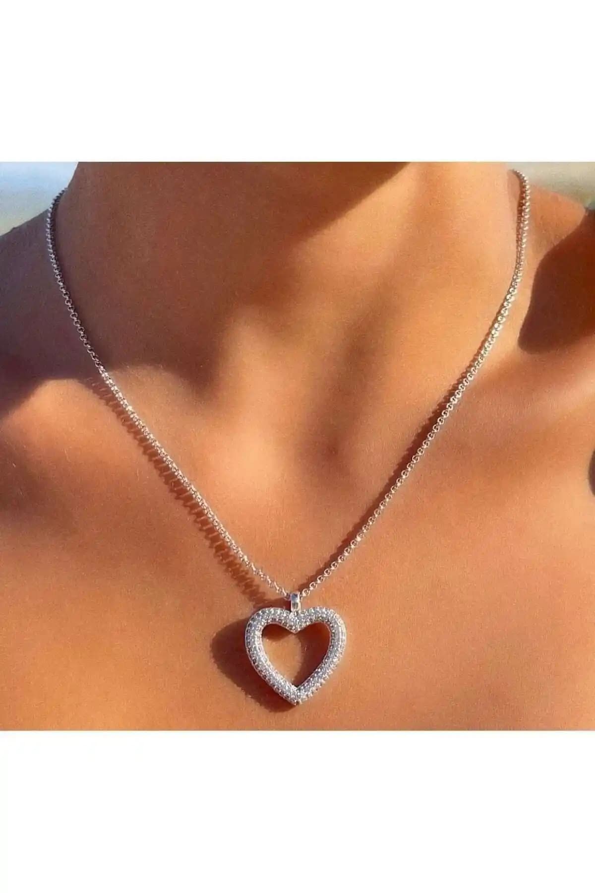 Lion Accessory Kalp Kolye: Zirkon Taşlı Gümüş Renkli Şık Tasarım ve Türkiye Kökenli Üretim